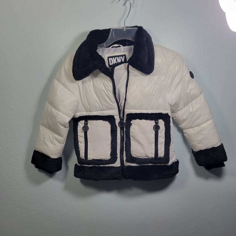 DKNY Girls White Trimmed in Black Faux Fur Puffer Crop Jacket Size 5/6  42026-37